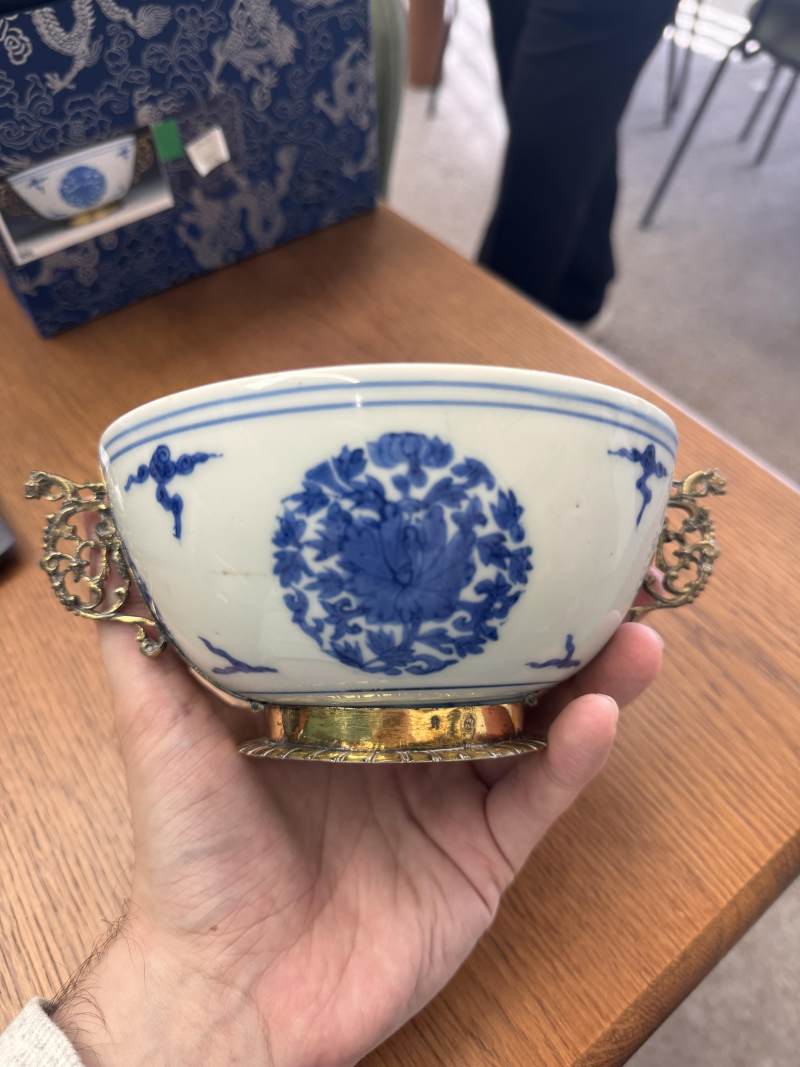 明嘉靖 青花包銀鎏金口沿盌 《長命富貴》款 | Santos Collection | A fine Chinese silver-gilt-mounted blue and white bowl, Ming dynasty, Jiajing period - 图4
