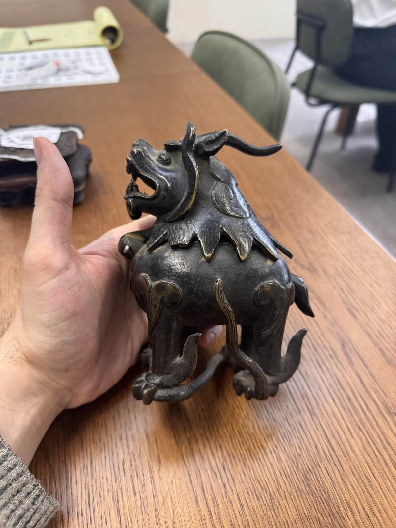 明 銅甪端爐 | A Chinese bronze 'luduan' incense burner, Ming dynasty - 图7
