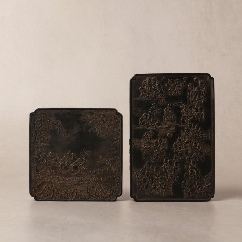 清十八/十九世紀 人物故事圖硯一組兩件 | Two fine Chinese 'figural' ink cakes, Qing dynasty, 18th/19th century