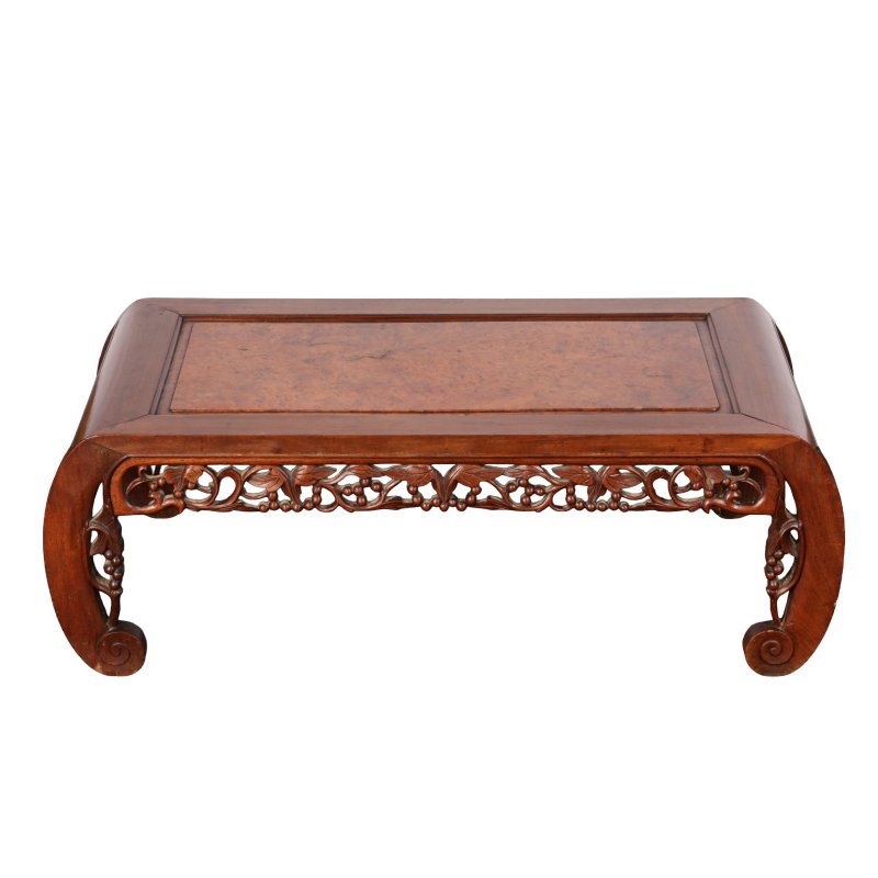 清十九世紀 紅木嵌癭木面炕桌 | A Chinese hongmu and burr wood 'kang' table, 19th century - 图2