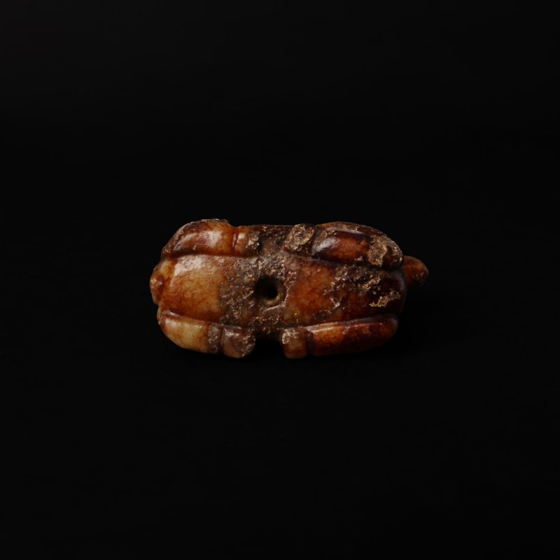 或為明 灰玉帶褐沁瑞羊擺件 | A Chinese mottled grey and russet jade carving of a ram, possibly Ming dynasty - 图3