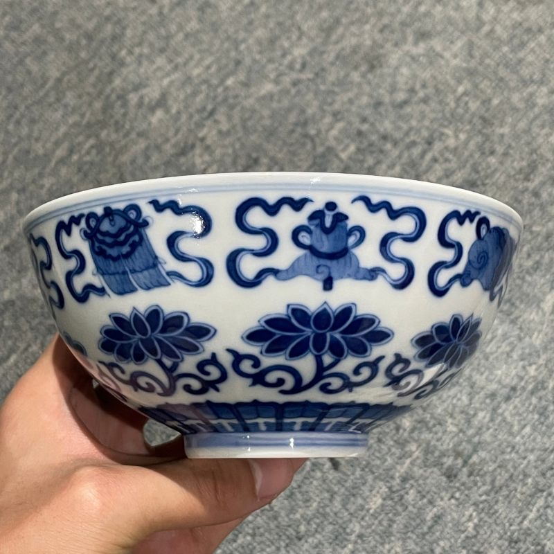 清光绪 青花缠枝莲托八宝纹碗 - 图11