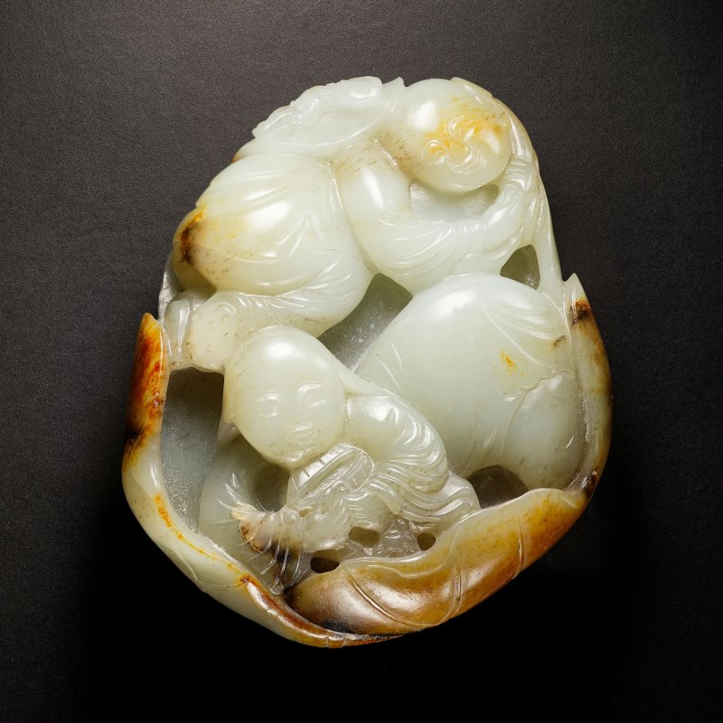 十九世紀 青玉帶皮和合二仙把件 | A RUSSET JADE 'HEHE ERXIAN' GROUP - 图1