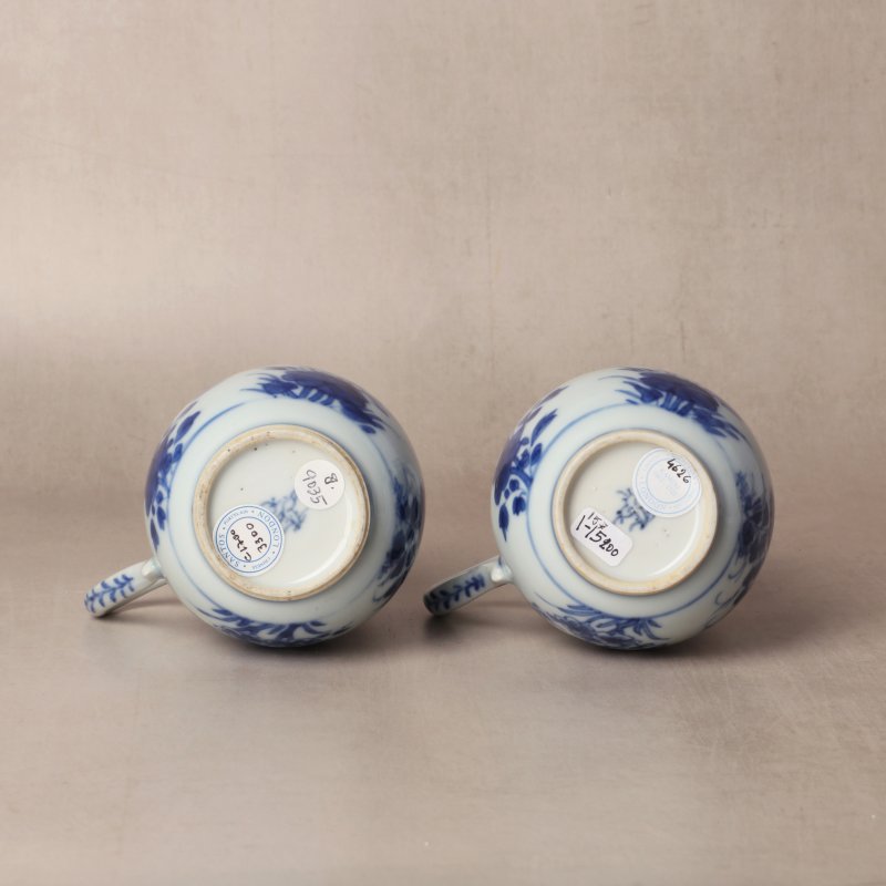 清康熙 青花荷塘圖馬克盃 | Santos Collection | A group of Chinese export blue and white 'lotus pond' mugs, Qing dynasty, Kangxi period - 图12
