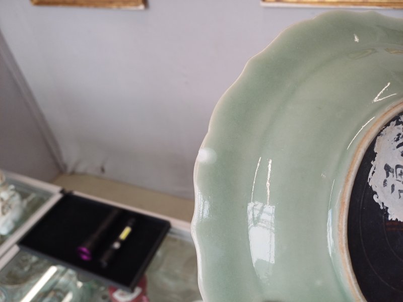 清乾隆 粉青釉模印蓮紋盤 | A Chinese celadon-glazed moulded 'lotus' dish, Qing dynasty, Qianlong period - 图4