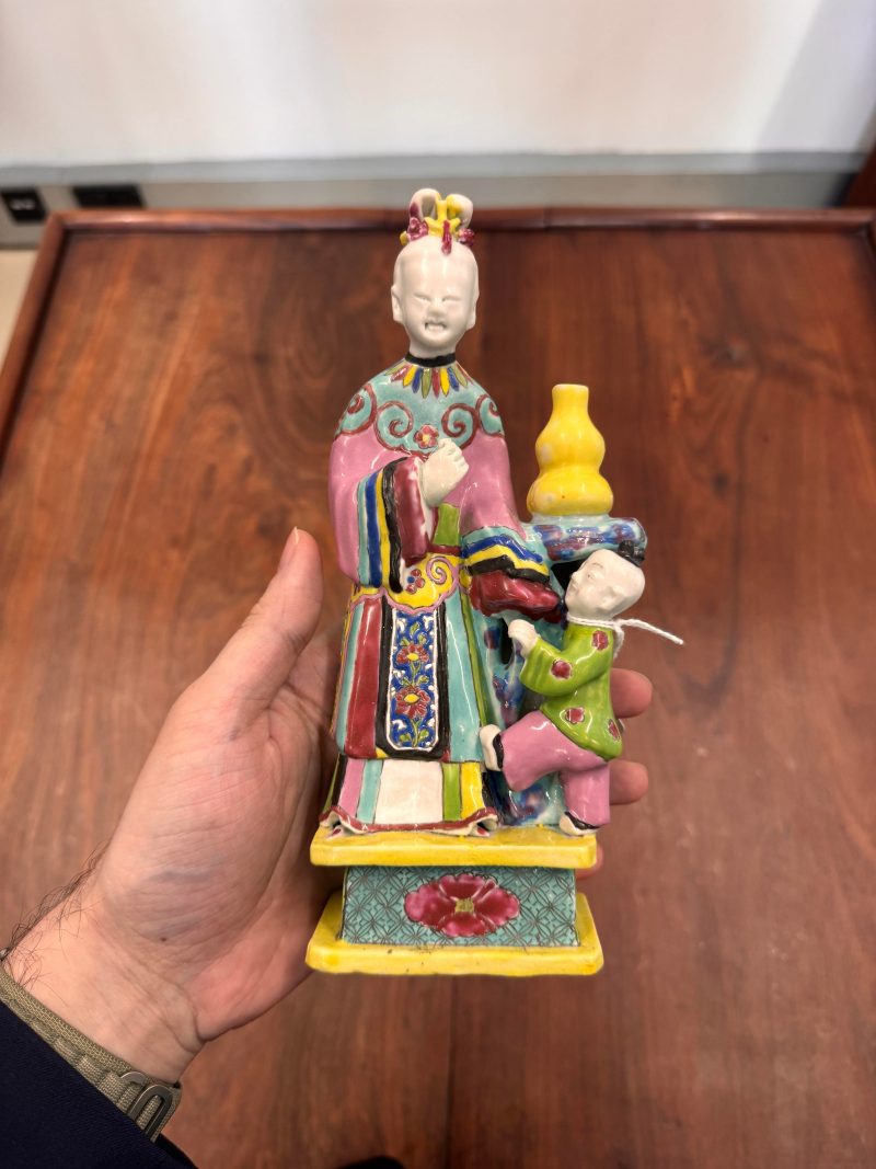 清乾隆 粉彩仕女與童子像 | Santos Collection | A Chinese export famille-rose figure of a lady and boy, Qing dynasty, Qianlong period - 图5