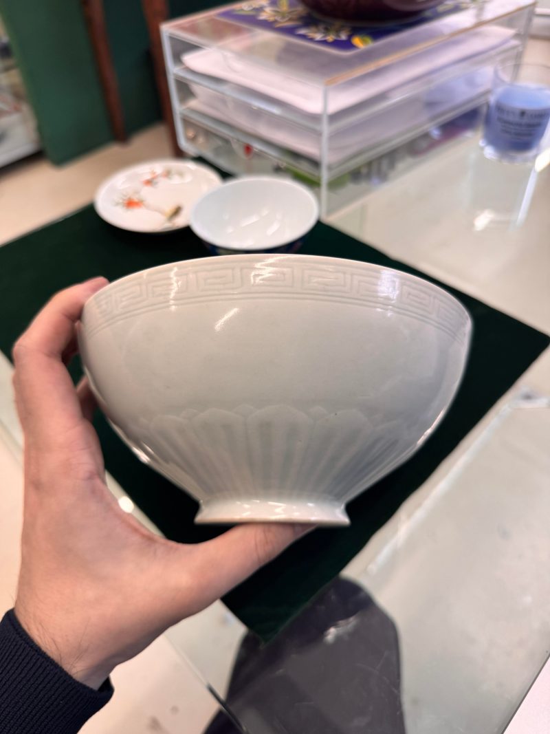 十九/二十世紀 青釉蓮瓣盌 《大清乾隆年製》款 | A Chinese celadon glazed 'lotus' bowl, 19th/20th century - 图9