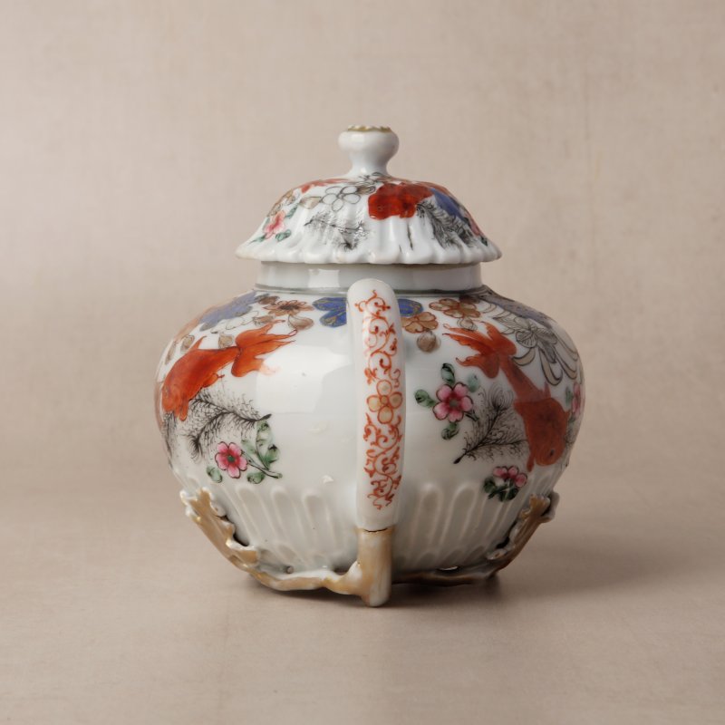 清雍正 粉彩魚藻紋蓋壼 | Santos Collection | A Chinese export famille-rose 'fish pond' teapot, Qing dynasty, Yongzheng period - 图2