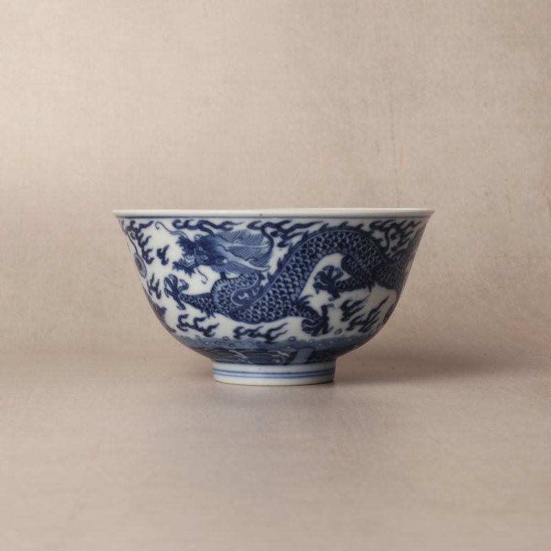 清道光 青花雲龍紋盌 《大清道光年製》款 | Santos Collection | A fine Chinese blue and white 'dragon' bowl, Qing dynasty, Daoguang mark and of the period - 图1