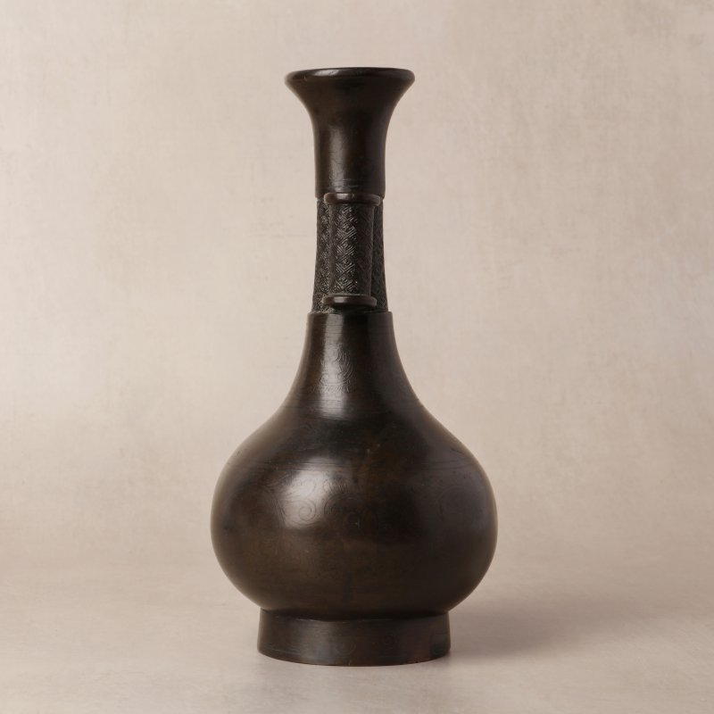 明 銅錯銀貫耳壺 | A Chinese bronze and silver-inlaid 'arrow' vase, Ming dynasty - 图11