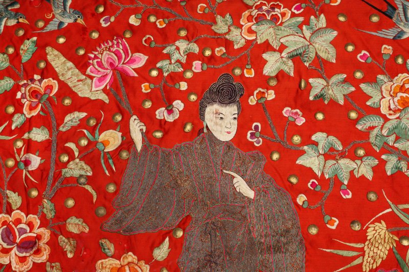 十九/二十世紀 紅地刺繡群仙圖掛屏 | A long Chinese red-ground embroidered 'immortals' silk panel, 19th/20th century - 图7