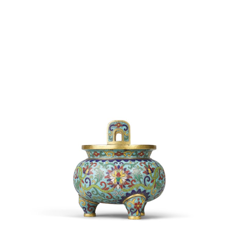 清乾隆 銅胎掐絲琺瑯纏枝蓮紋三⾜爐 | A CLOISONNÉ ENAMEL 'LOTUS' TRIPOD INCENSE BURNER - 图3