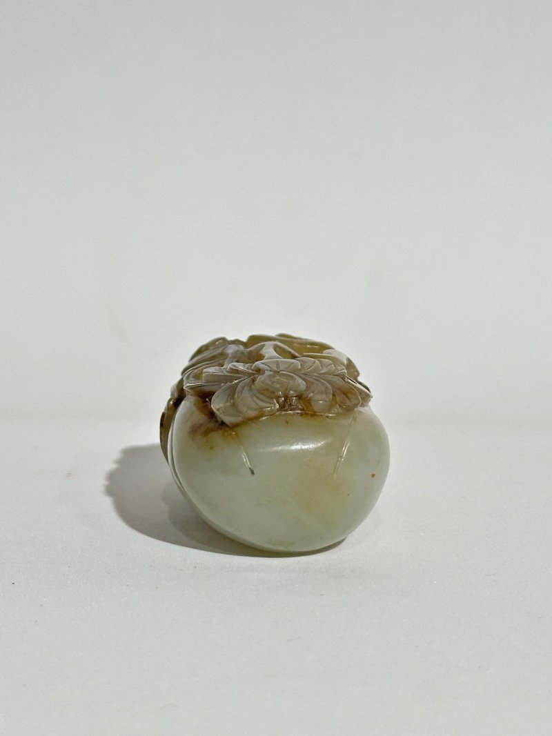晚清 青玉帶皮「封侯納福」鼻煙壺、珊瑚蓋 | A GREENISH WHITE JADE 'MONKEY AND BAT' SNUFF BOTTLE - 图5