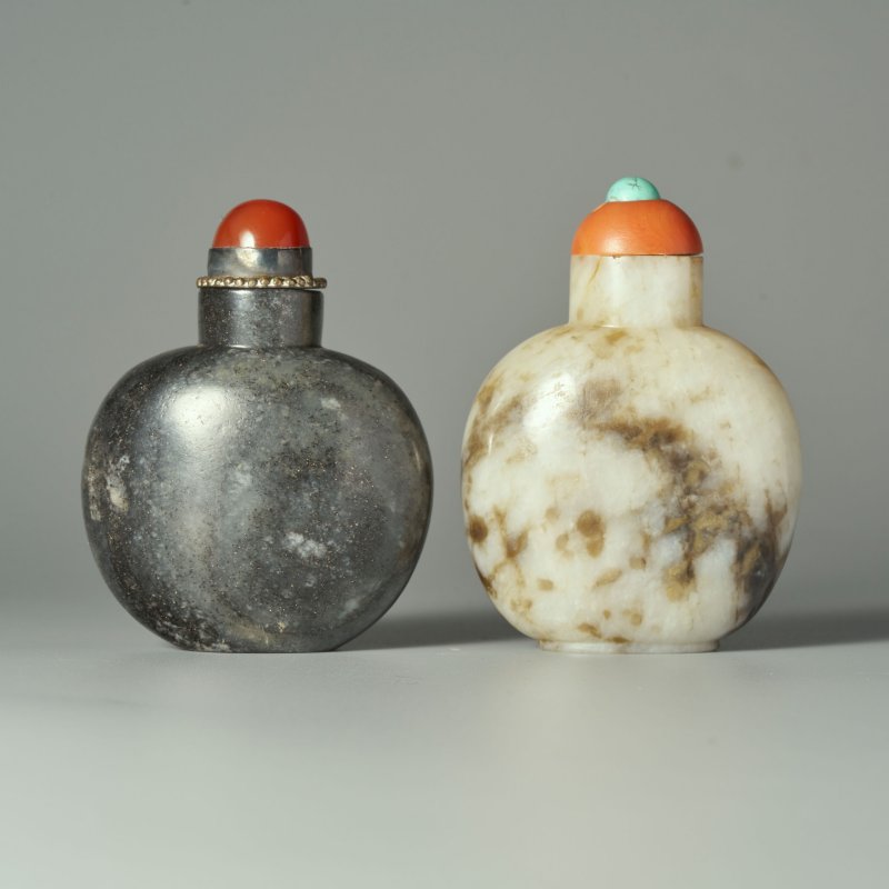 十八/十九世紀 墨玉、灰墨玉光素鼻煙壺二件 | A MOTTLED BLACK JADE AND A GREY AND BLACK JADE SNUFF BOTTLE