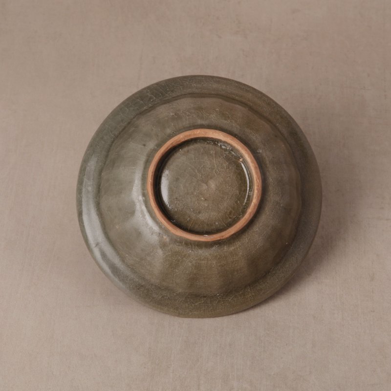 宋/明 龍泉窰青釉貼雙魚折沿盤 | Santos Collection | A Chinese Longquan celadon 'twin fish' moulded dish, Song/Ming dynasty - 图2