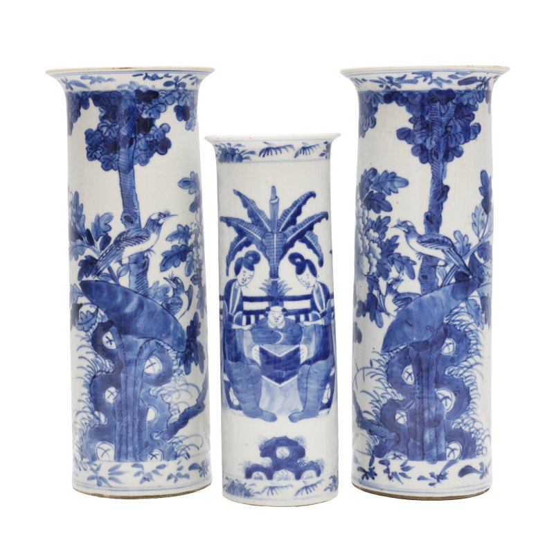 十九/二十世紀 青花人物故事圖及花鳥紋花觚一組三件 | Three Chinese blue and white 'figural' and 'birds' beaker vases, 19th/20th century