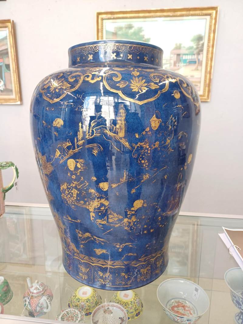 清康熙 灑藍釉描金狩獵圖蓋罐 | Santos Collection | A very large Chinese powder-blue gilt-decorated jar and cover, Qing dynasty, Kangxi period - 图20