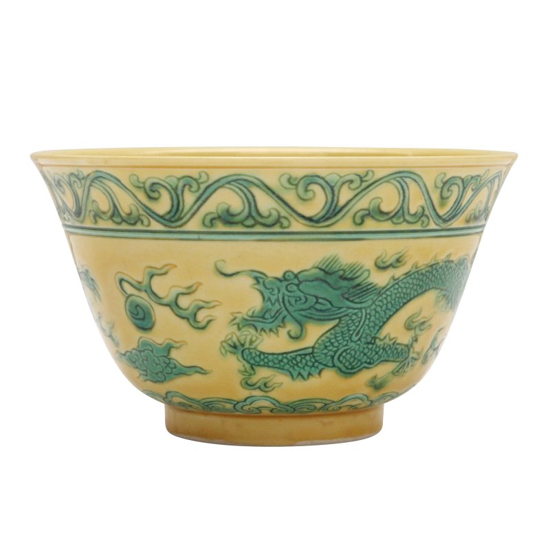 民國 黃地綠彩雲龍戲珠紋盌 《大清光緒年製》款 | A Chinese yellow-ground green-enamelled 'dragon' bowl, Republic period