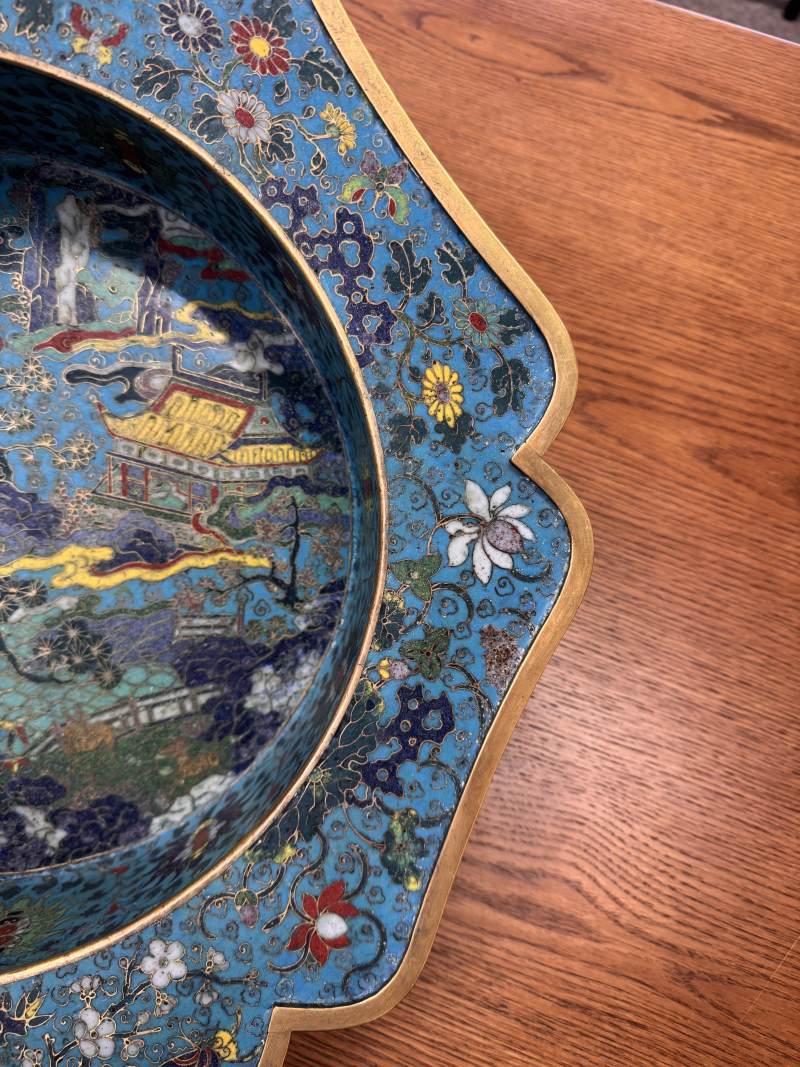 清十七/十八世紀 掐絲琺瑯銅胎鎏金亭台樓閣圖折沿葵口盆 | A fine Chinese cloisonné enamel and gilt-bronze 'pavilion' basin, Qing dynasty, 17th/18th century - 图23