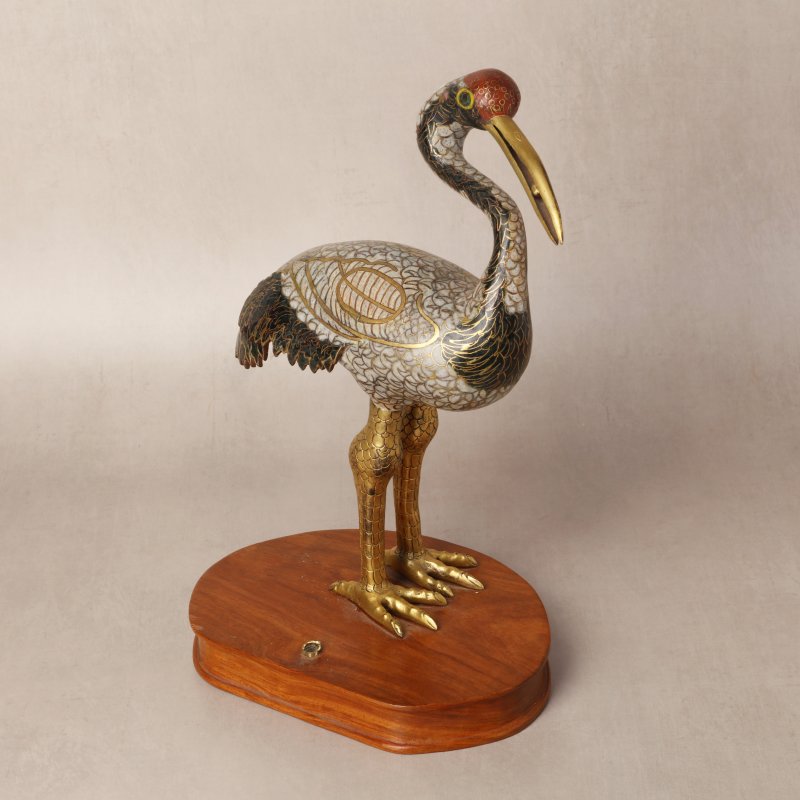 清十八世紀 掐絲琺瑯銅鍍金仙鶴立像 | A Chinese cloisonné enamel and gilt-bronze figure of a heron, Qing dynasty, 18th century - 图2