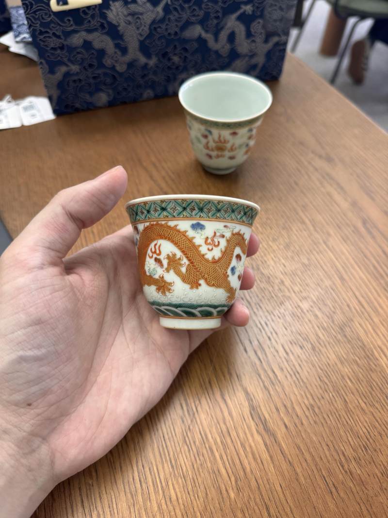 清宣統 粉彩描金龍紋盃一對 《大清宣統年製》款 | Santos Collection | A pair of Chinese famille-rose gilt-decorated 'dragon' cups, Xuantong marks and of the period - 图23
