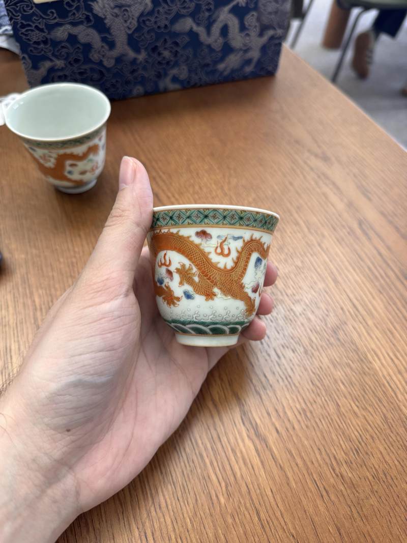 清宣統 粉彩描金龍紋盃一對 《大清宣統年製》款 | Santos Collection | A pair of Chinese famille-rose gilt-decorated 'dragon' cups, Xuantong marks and of the period - 图13