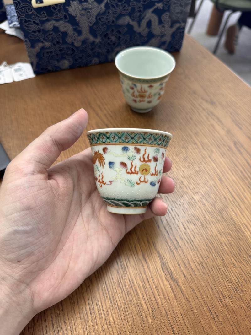 清宣統 粉彩描金龍紋盃一對 《大清宣統年製》款 | Santos Collection | A pair of Chinese famille-rose gilt-decorated 'dragon' cups, Xuantong marks and of the period - 图3
