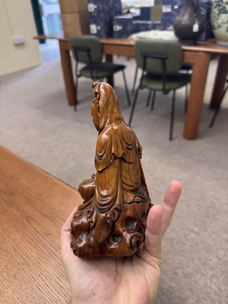 清十八/十九世紀 黃楊木雕觀音菩薩坐像 | A Chinese boxwood carved figure of Guanyin, Qing dynasty, 18th/19th century - 图4