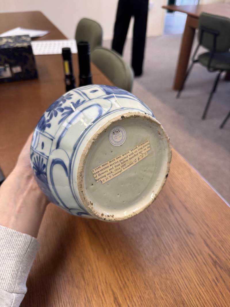 明 青花克拉克花卉紋膽瓶 | Santos Collection | A Chinese blue and white 'Kraak' bottle vase, Ming dynasty - 图7