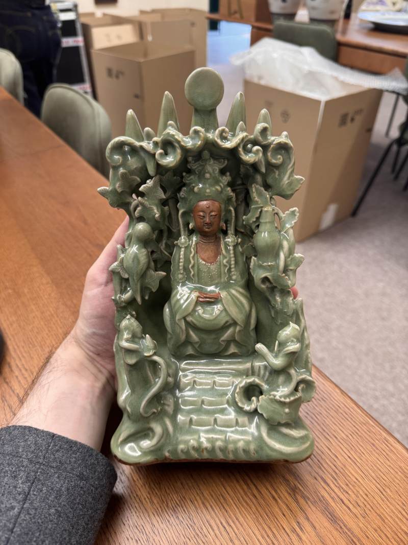 明 青釉素胎觀音菩薩坐像 | A Chinese celadon-glazed biscuit 'Guanyin' figure group, Ming dynasty - 图10