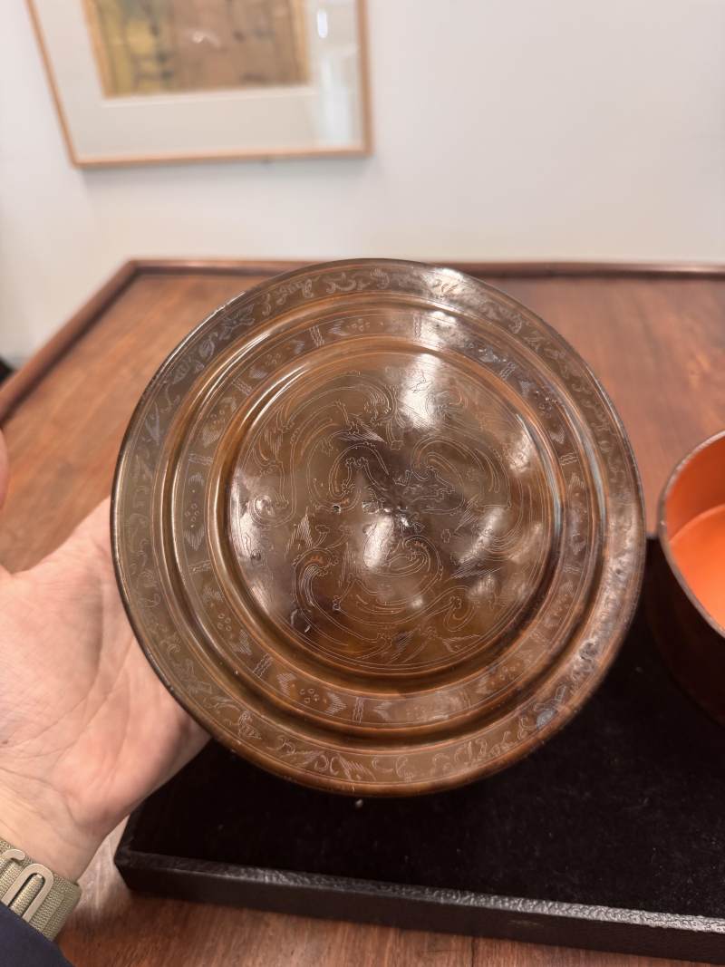 西漢 褐漆戧金瑞獸紋蓋盒 | A rare Chinese incised brown lacquer 'mythical beasts' box and cover, Western Han dynasty - 图28