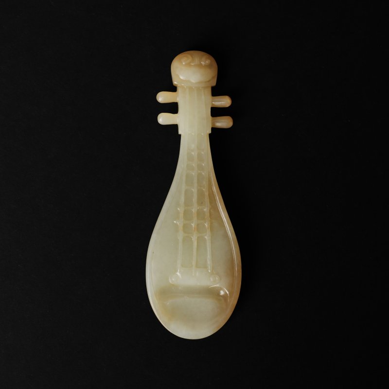 十八/十九世紀 青玉帶皮雕琵琶式把件 | A Chinese celadon and russet jade 'pipa' group, 18th/19th century
