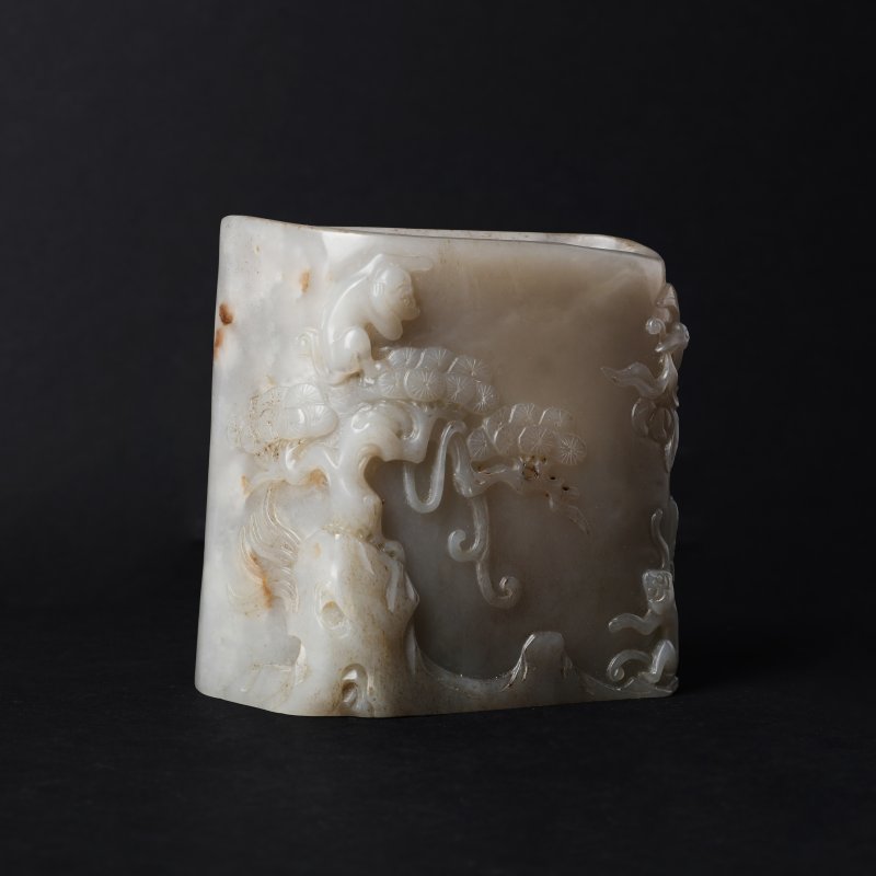 晚清 青灰玉靈猴紋筆筒 | A Chinese grey jade 'monkeys' brush pot, late Qing dynasty
