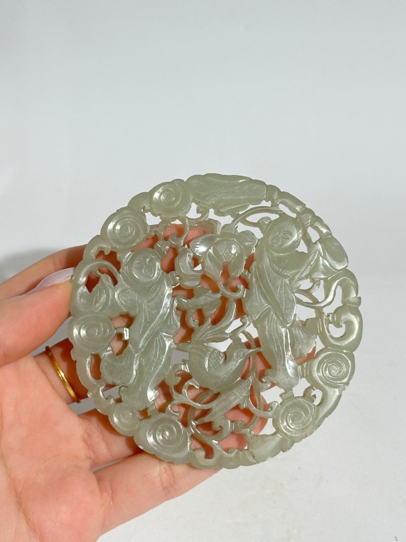 晚清 青白玉鏤雕⌈和合二仙⌋、⌈吉慶有餘⌋牌二枚 及座 | TWO RETICULATED GREENISH WHITE JADE PLAQUES - 图3