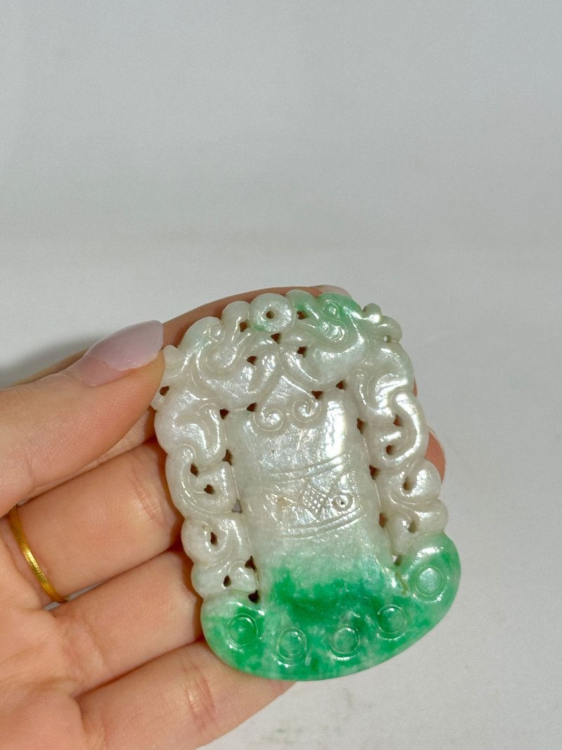 十九/二十世紀 翡翠⌈和合二仙⌋及⌈府上有龍⌋佩二枚 及座 | A JADEITE 'HEHE ERXIAN' AND A 'DRAGON' PENDANT - 图6
