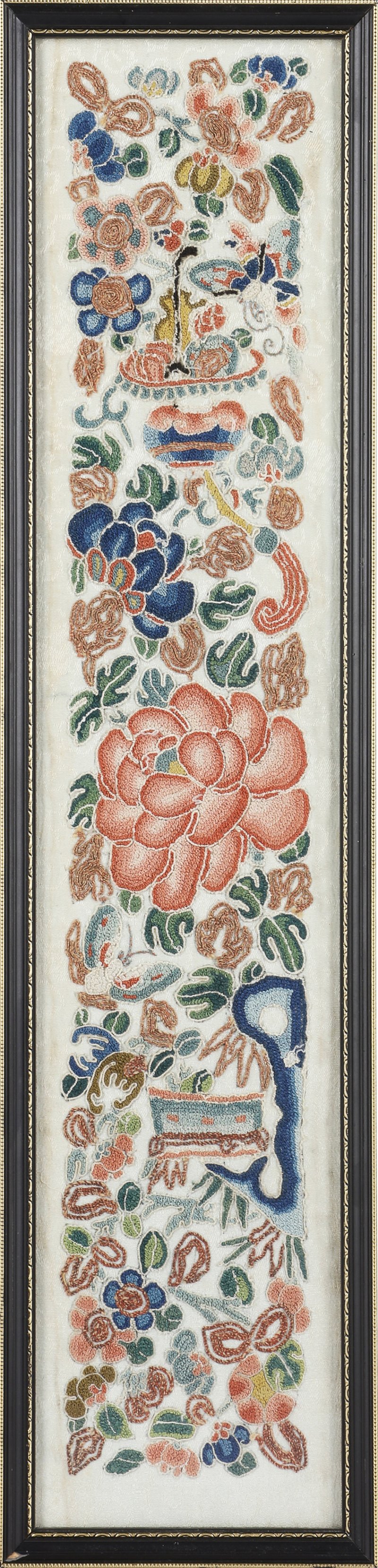 清十九世紀 刺繡牡丹紋挽袖 | A Chinese embroidered silk 'peony' sleeve band panel, Qing dynasty, 19th century - 图2