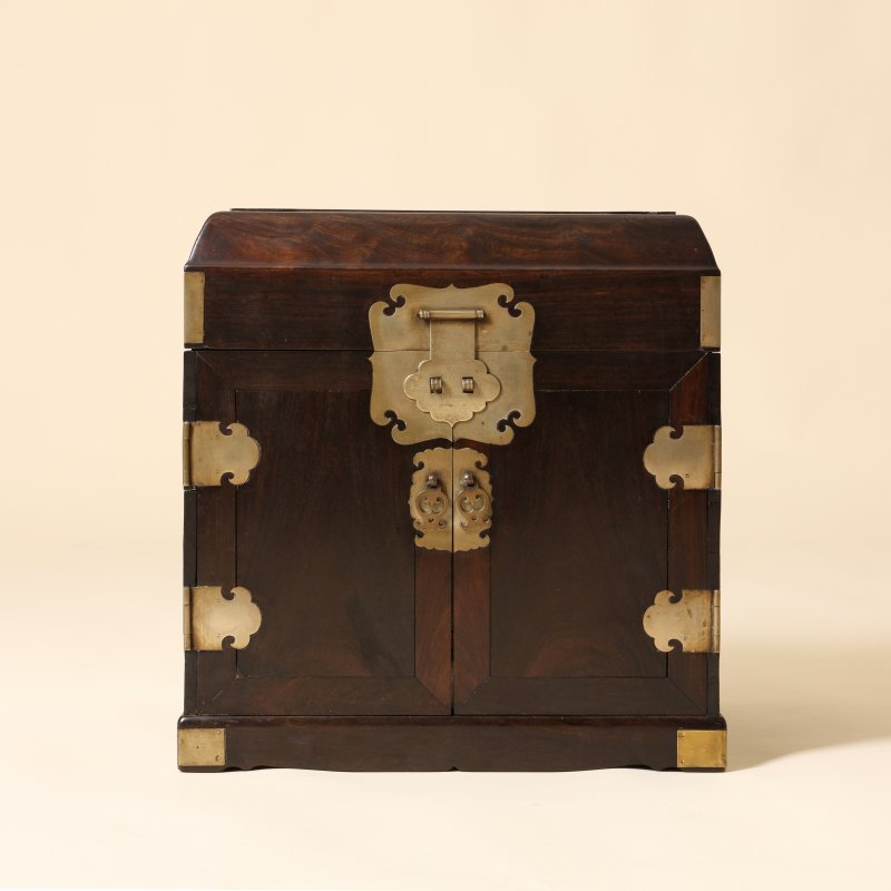 清十八世紀 紫檀官皮箱 | A fine Chinese zitan portable seal chest, guanpixiang, Qing dynasty, 18th century - 图2