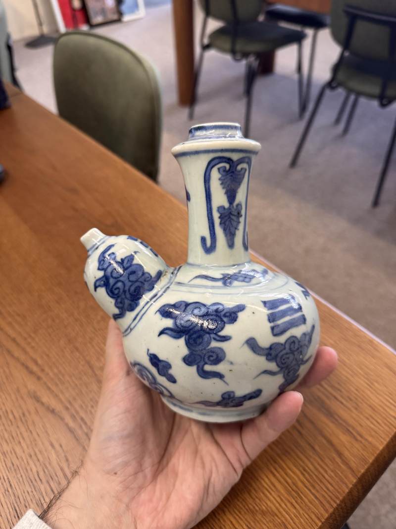 明 青花雲紋軍持 | Santos Collection | A Chinese blue and white 'ruyi cloud' kendi, Ming dynasty - 图15