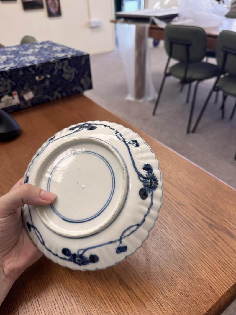 明天啟 青花古染付瑞兔圖菱花口盤 | Santos Collection | A Chinese blue and white kosometsuke 'hare' foliate dish, Ming dynasty, Tianqi period - 图10