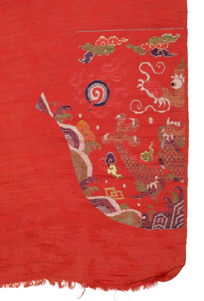 清十九世紀 紅地織錦雲龍戲珠圖吉服袍料 | A fine Chinese woven ruby-ground 'dragon' silk brocade uncut panel, Qing dynasty, 19th century - 图5