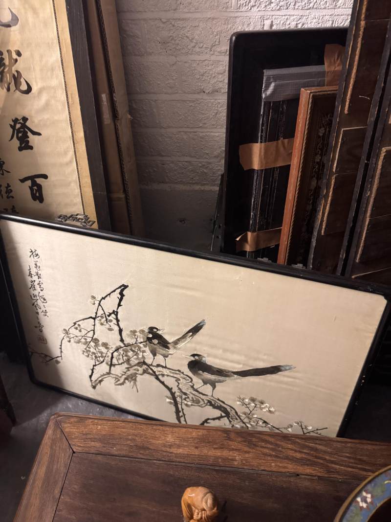 二十世紀 刺繡花鳥圖掛屏 | A Chinese embroidered silk 'birds' panel, 20th century