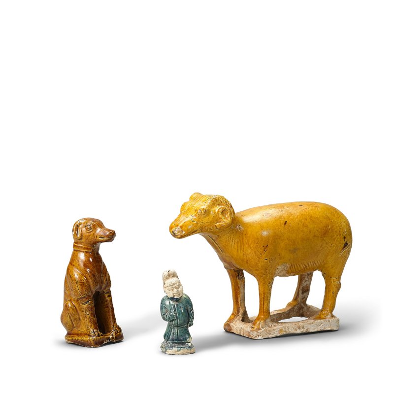 唐 褐釉羊、獵犬及藍釉陶俑 一組三件 | A GROUP OF THREE SMALL POTTERY FIGURES - 图1