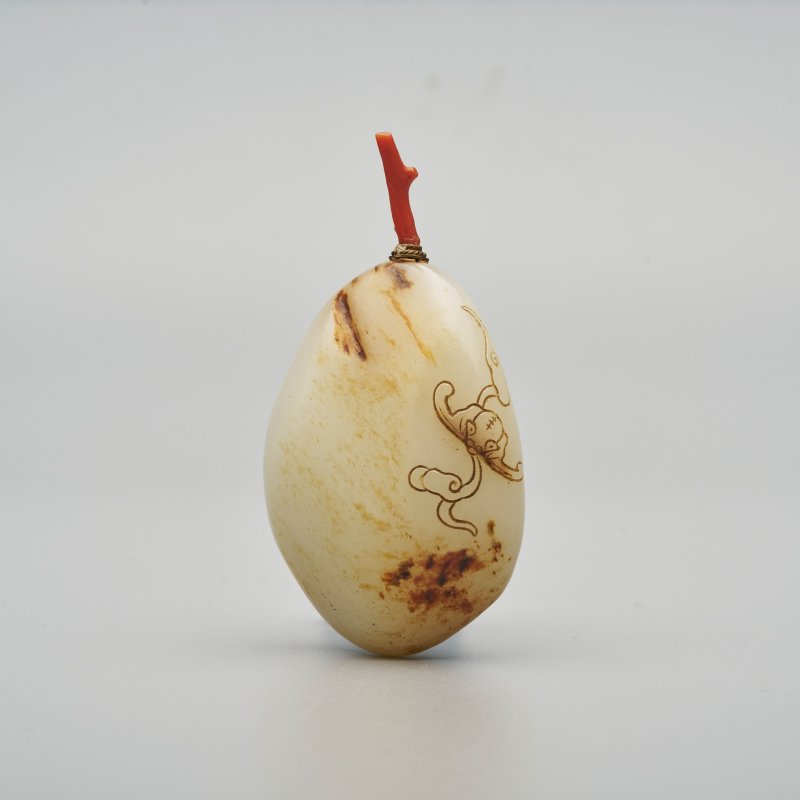 十九/二十世紀 白玉褐沁隨形祥雲蝠紋鼻煙壺、珊瑚蓋 | A WHITE AND RUSSET JADE PEBBLE-SHAPED SNUFF BOTTLE - 图1