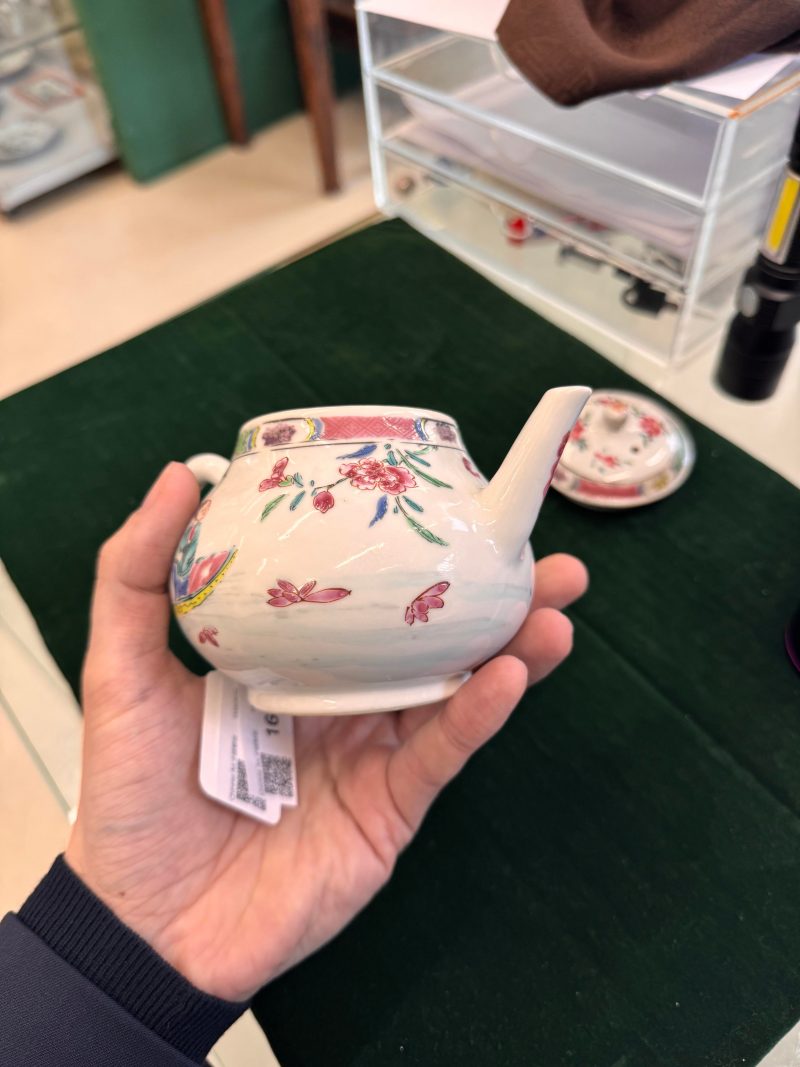 清乾隆 粉彩花卉紋蓋壼 | Santos Collection | A Chinese famille-rose 'floral' teapot, Qing dynasty, Qianlong period - 图21