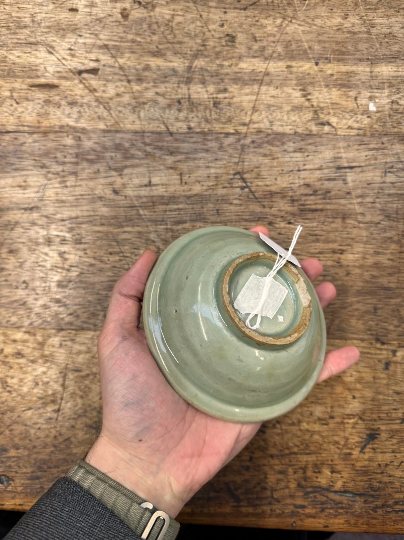 宋或元 龍泉青釉印雙魚折沿盤 | A rare Chinese Longquan celadon 'twin fish' dish, Song / Yuan dynasty - 图12