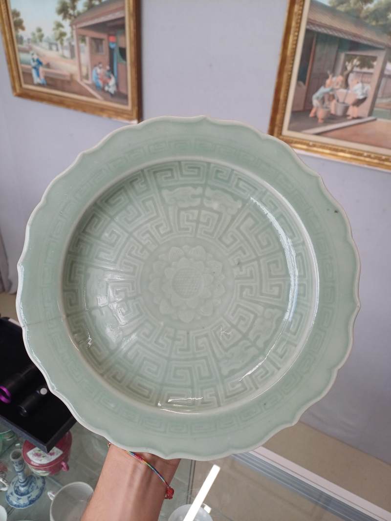 清乾隆 粉青釉模印蓮紋盤 | A Chinese celadon-glazed moulded 'lotus' dish, Qing dynasty, Qianlong period - 图5
