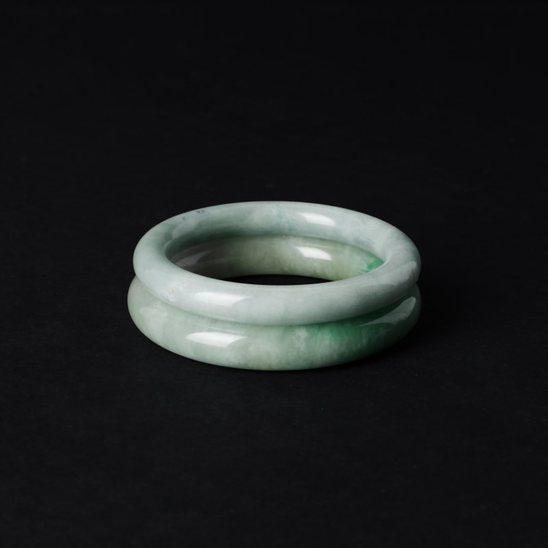 十九/二十世紀 玉手鐲一組兩件 | Two Chinese jade bangles, 19th/20th century - 图2
