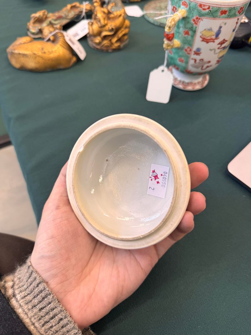 清康熙 五彩博古圖蓋罐 | A Chinese famille-verte twin-handled 'hundred antiques' pot and cover, Qing Dynasty, Kangxi period - 图32