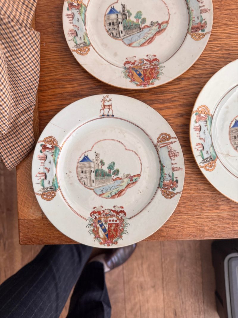 清乾隆 約1745年 粉彩紋章圖盤一組四件 | Four fine and rare Chinese export armorial soup bowls, Qing Dynasty, Qianlong Period, circa 1745 - 图2