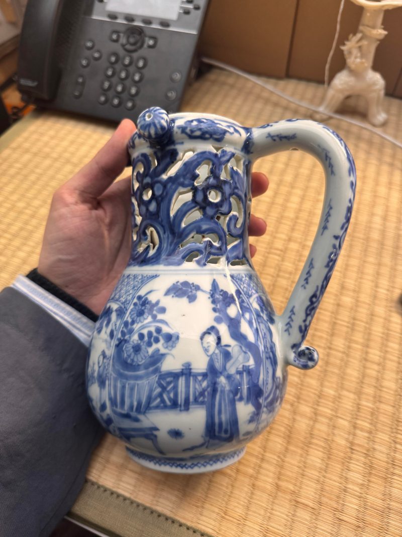 清康熙 青花庭院仕女圖執壺 | Santos Collection | A rare Chinese export blue and white 'puzzle' jug, Qing dynasty, Kangxi period - 图14